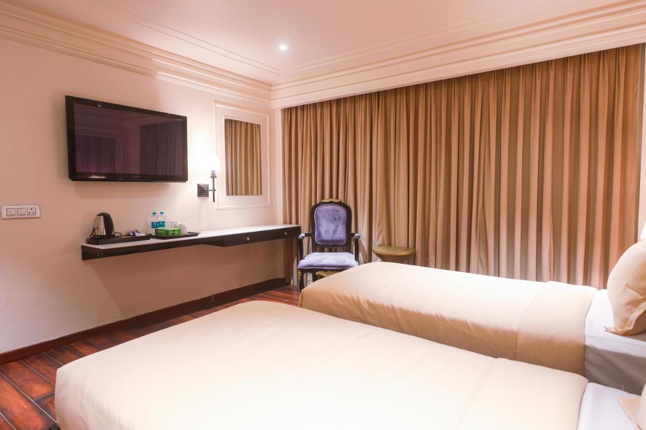 The Saga Hotel New Delhi Bagian luar foto