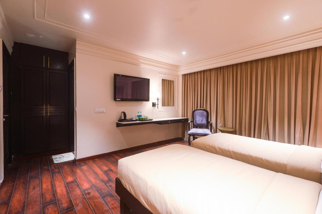 The Saga Hotel New Delhi Bagian luar foto