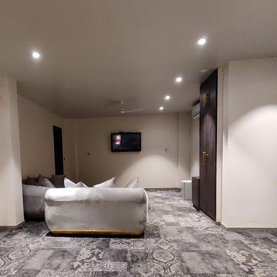 The Saga Hotel New Delhi Bagian luar foto